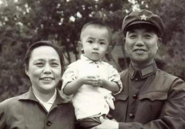萧克之妻蹇先佛：18岁参军，长征路上生孩子，今