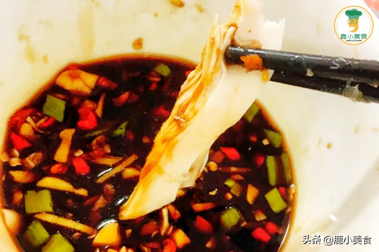 鹽焗雞，只放鹽焗雞粉不夠香，多放“1料”，皮脆金黃，肉滑鹹香