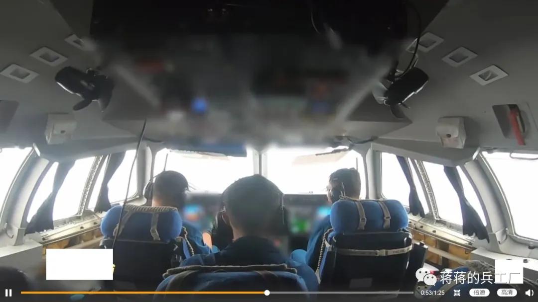 空潜200巡逻机空投航空自导深弹和声呐浮标抓潜艇，数量众多