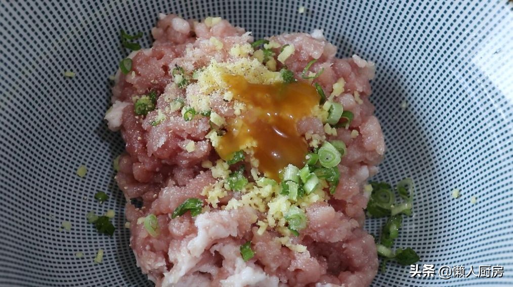 在飯店吃飯發現鹹蛋黃蒸肉餅，回家復刻了這道菜，沒想到很好吃