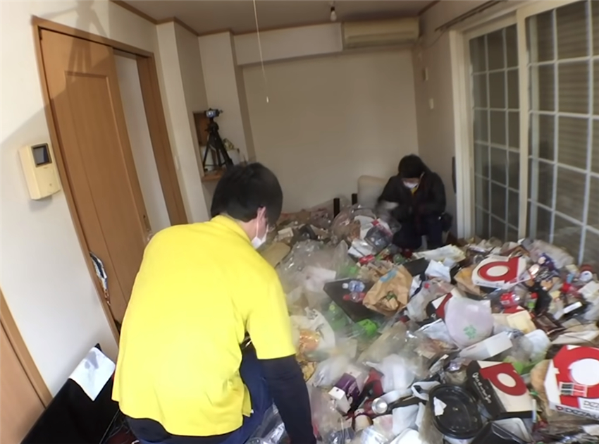 日本人家政有多牛？打工人19㎡的家垃圾堆到胸口，保洁师：小场面