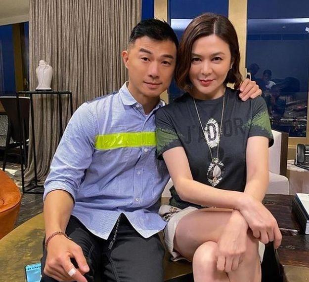 关之琳有新恋情？和小鲜肉聚餐娇羞撩发，半年