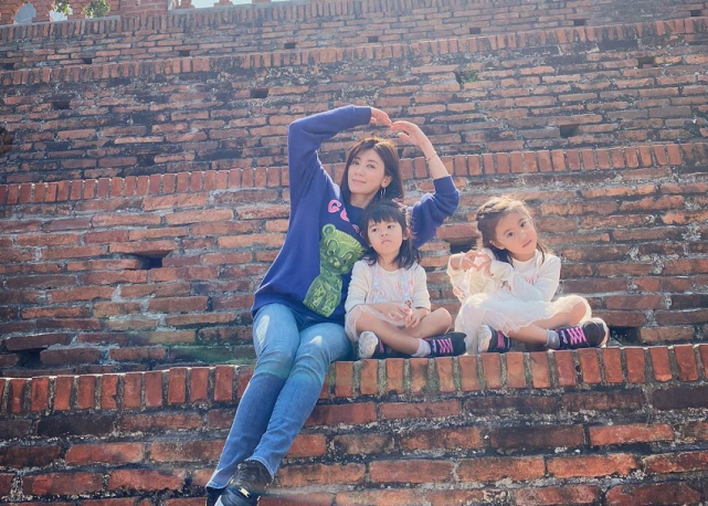 賈靜雯為修傑楷慶生，自曝暫時不能喝酒被猜懷四胎，近照腹部微凸