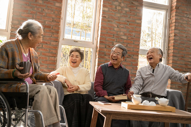 人到老年,该怎么养老,两位老人说出大实话