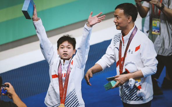 期待！全红婵要上电视，逛游乐园被全程跟拍，国庆假期连播2天