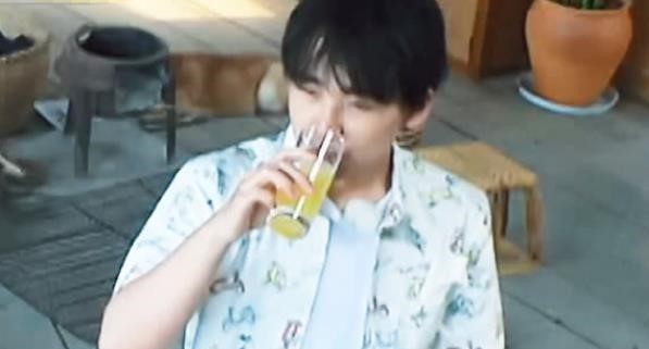郭麒麟奇怪的消费观！残渣的饮料都要喝光，却
