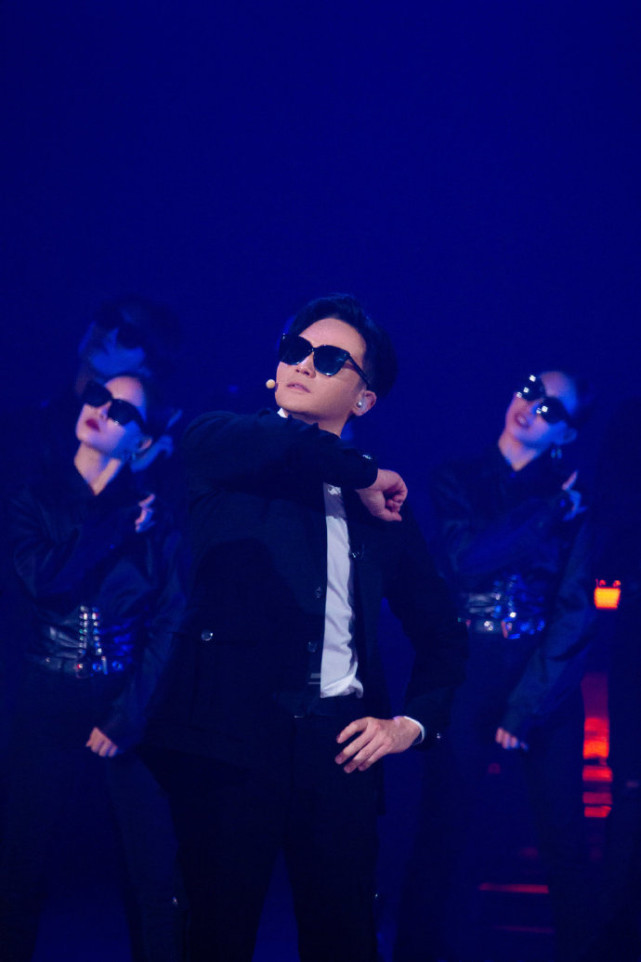 张智霖为袁咏仪庆祝50岁生日，甜喊对方美女，结婚20年恩爱如初