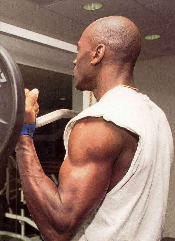 喬丹的身體天賦有多恐怖？投籃隨便平筐，關鍵還能在「空中走步」！-黑特籃球-NBA新聞影音圖片分享社區