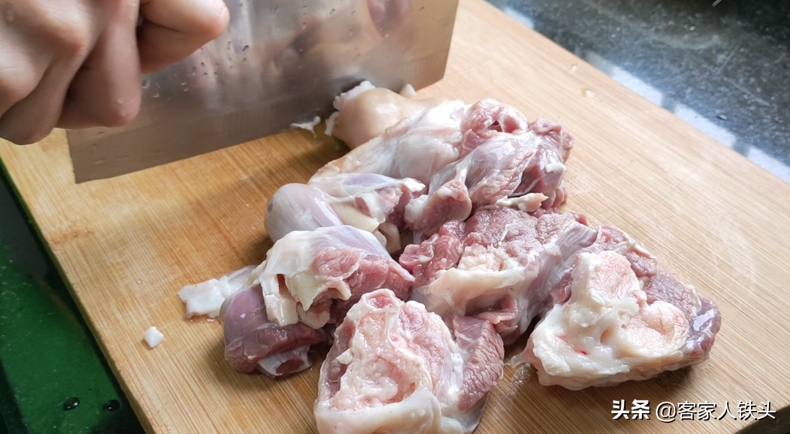 廣東人煲羊肉湯就是好喝，配料簡單湯鮮營養，一次煲一大鍋不夠喝