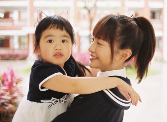 包贝尔一家三口过七夕，饺子与妈妈争宠投喂爸爸，温馨又欢乐