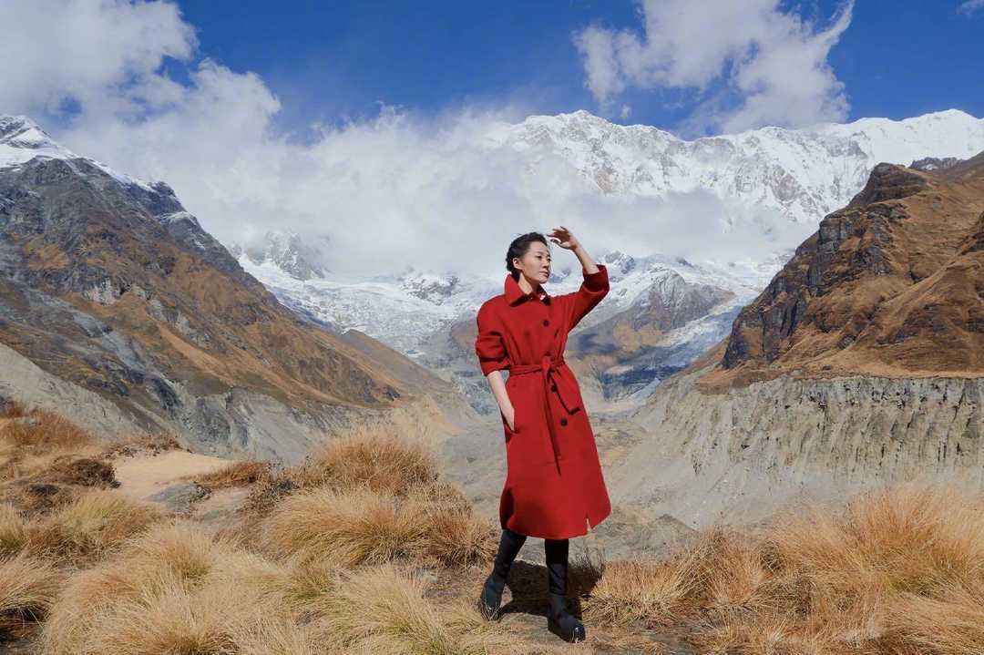 许晴真是自带一种高级感，穿红色大衣非但不俗