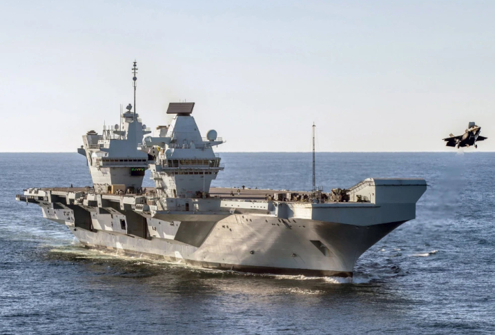 还是怕被打，英国航母还没到南海就先怂了，英