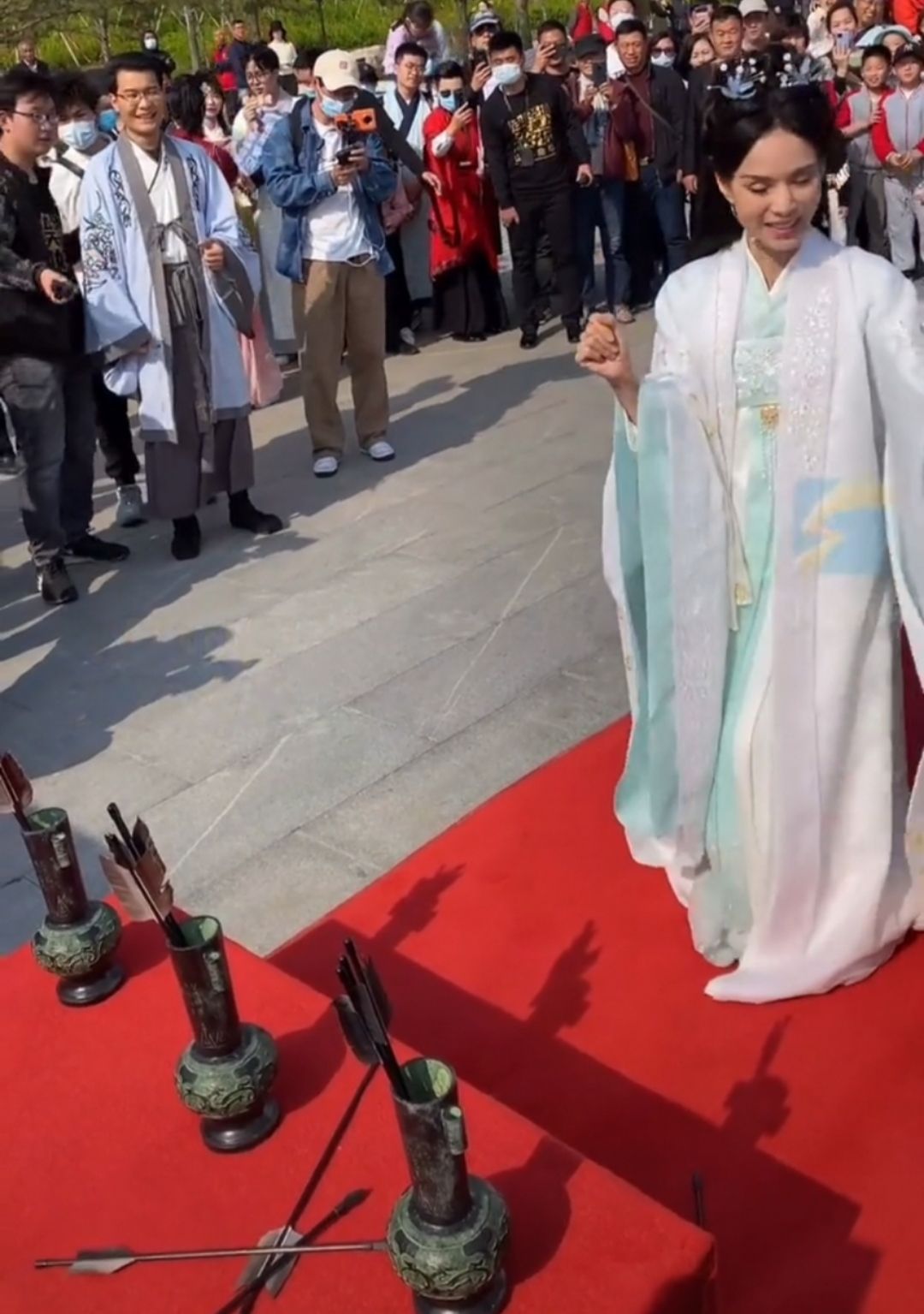 54岁小龙女李若彤再穿古装，气质优雅仙气十足，玩游戏情绪激动