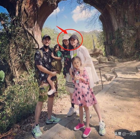 賈靜雯一家五口出遊，梧桐妹身高出眾，修傑楷鬍子邋遢顯蒼老