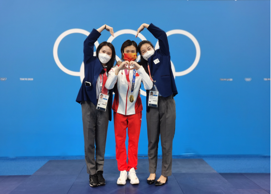 郭晶晶仍然有一颗童心，比心与俩奥运冠军合影，画面真挺治愈的