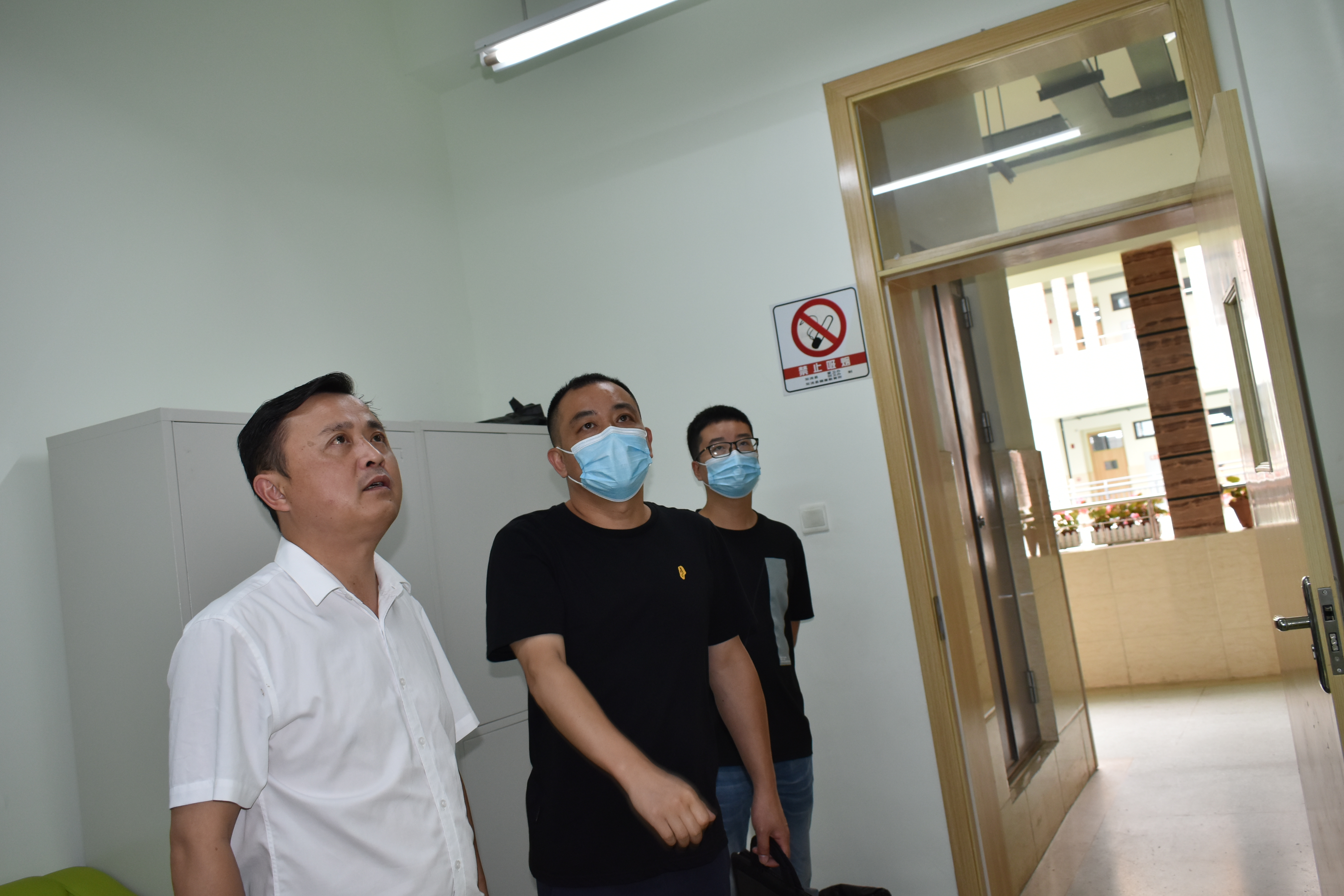 双流区水务局卢明刚科长一行视察验收实小东区节水型校园创建