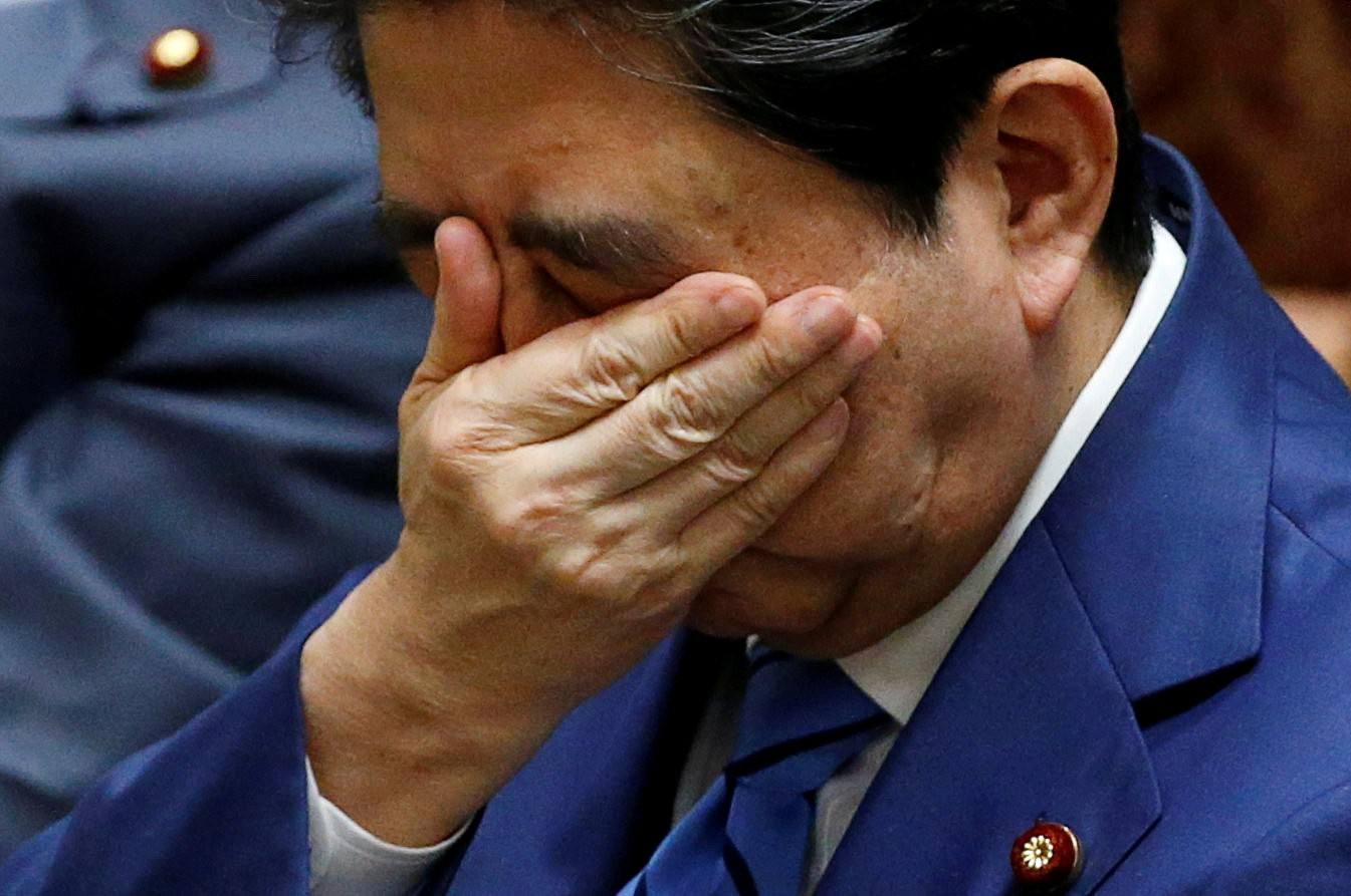 与“青瓦台”相似的剧情，安倍下台后丑闻频发