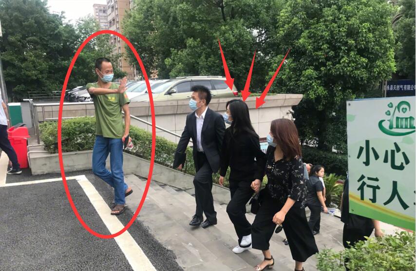 衣服|谭松韵一身黑衣服现身妈妈被撞案庭审 大叔紧跟追星，反应惹人疼