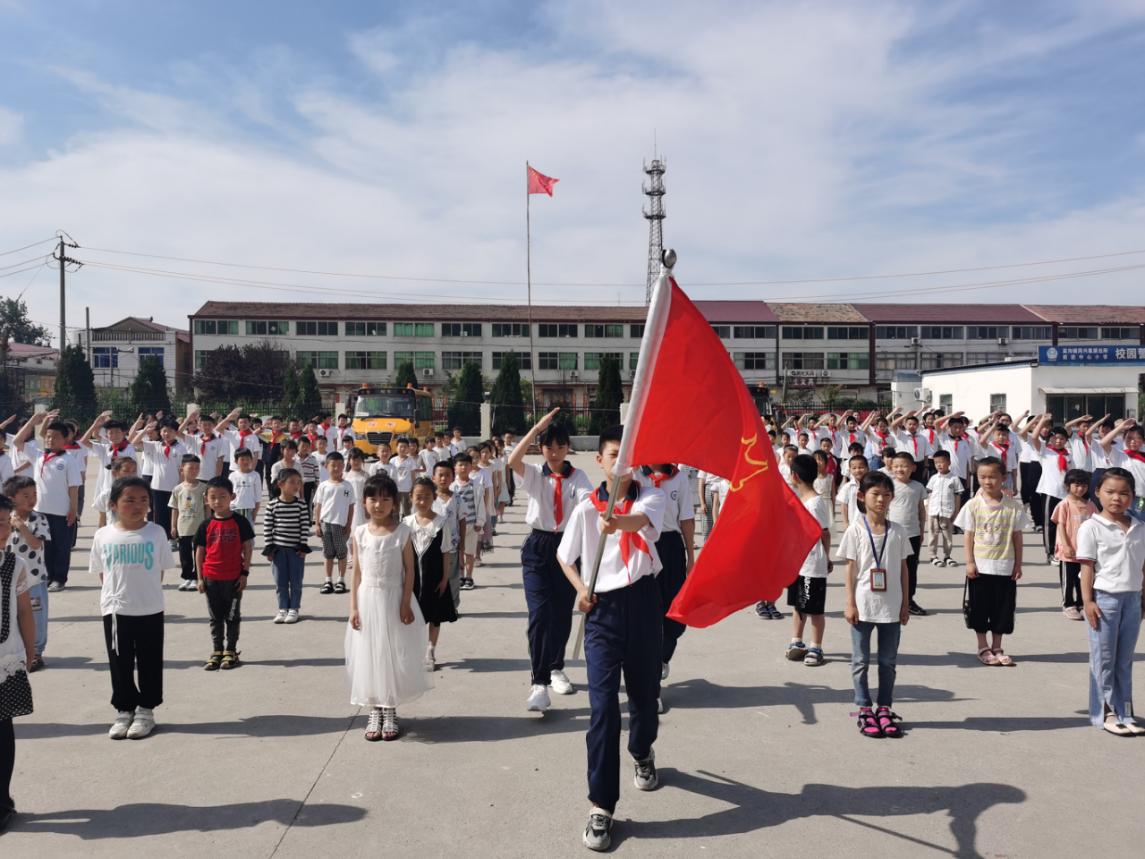 涟水县前进中心小学一年级新队员入队仪式(图1)