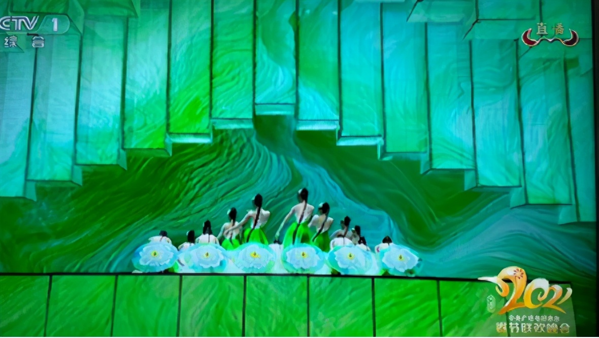 春晚舞台最美画面：刘德华穿越空间，名模18套华服出现绝美舞台