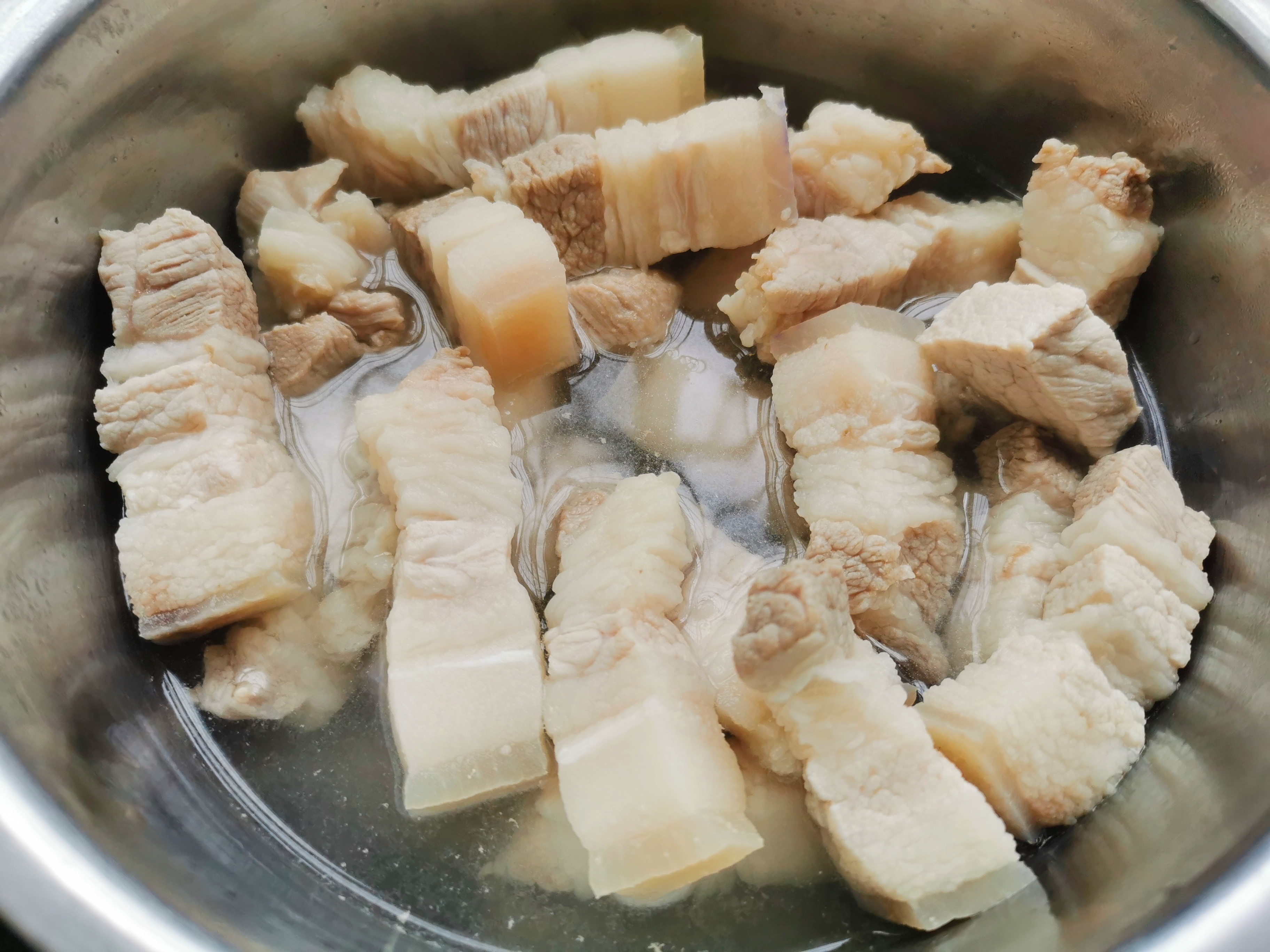 紅燒肉的正確做法，肉買回來別水洗，記住3點，肥而不膩入口即化