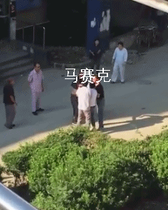 上海杨浦俩家长为小学儿子打架后续：爸爸还在公安局，孩子已经和好了