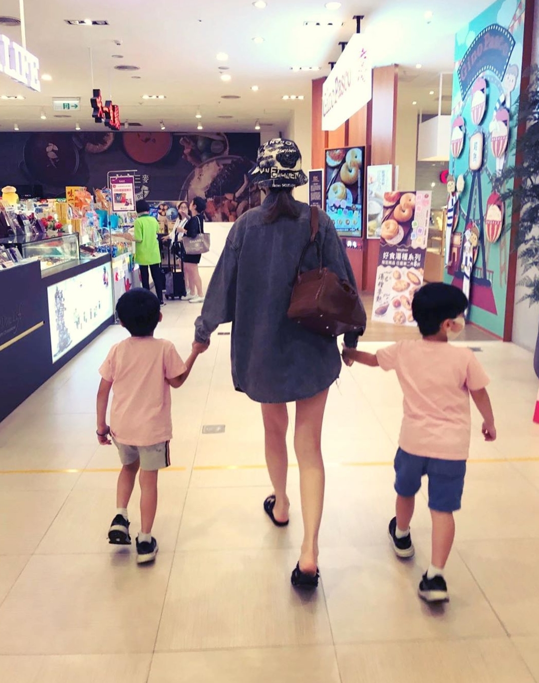 陈若仪带双胞胎儿子逛超市，双子星自己推车，帮妈妈提袋子超懂事