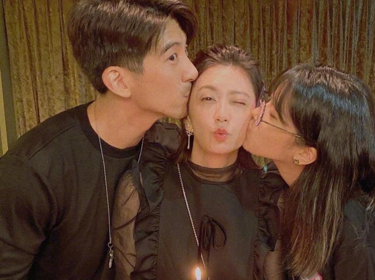 賈靜雯曬照為老公慶生，專門放一家五口照，我卻被戴眼鏡咘咘美到