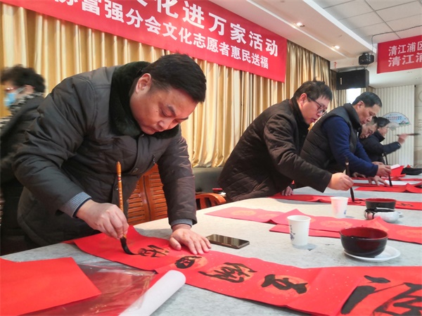 淮安文化志愿者新春佳节前夕惠民送祝福