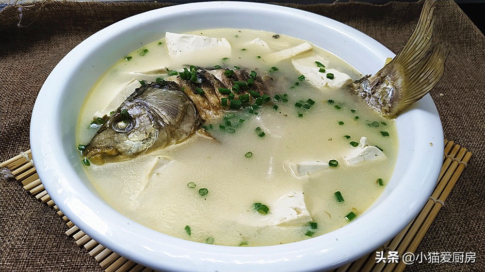 教你做一道湯白肉鮮的鯽魚燉豆腐 魚肉鮮香入味 湯白味美