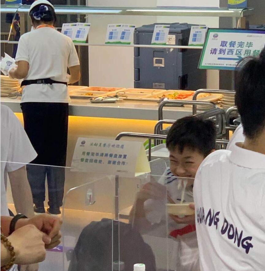 全红婵吃面照曝光！埋头猛吃眯眼直笑嘴不停，网友：红姐太可爱了