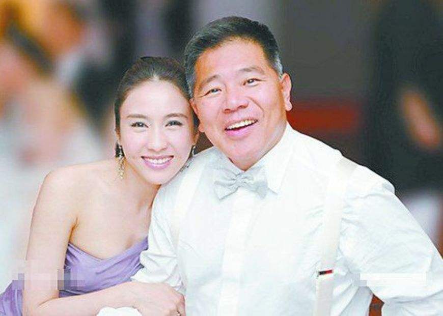 49岁黎姿晒性感美照，生四个子后依旧性感撩人，