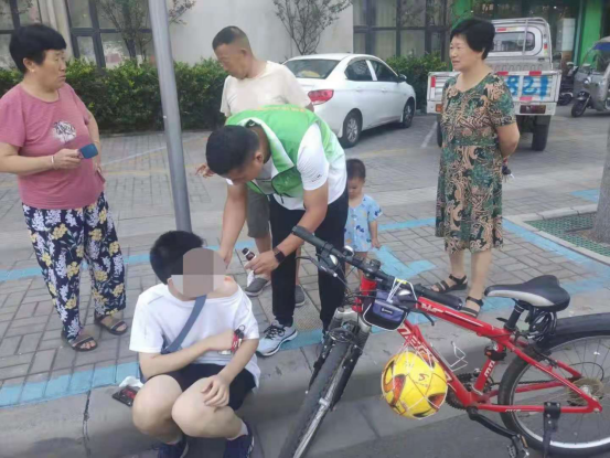 扶不扶？追不追？漯河“城管蓝”成为城市文明的守护色