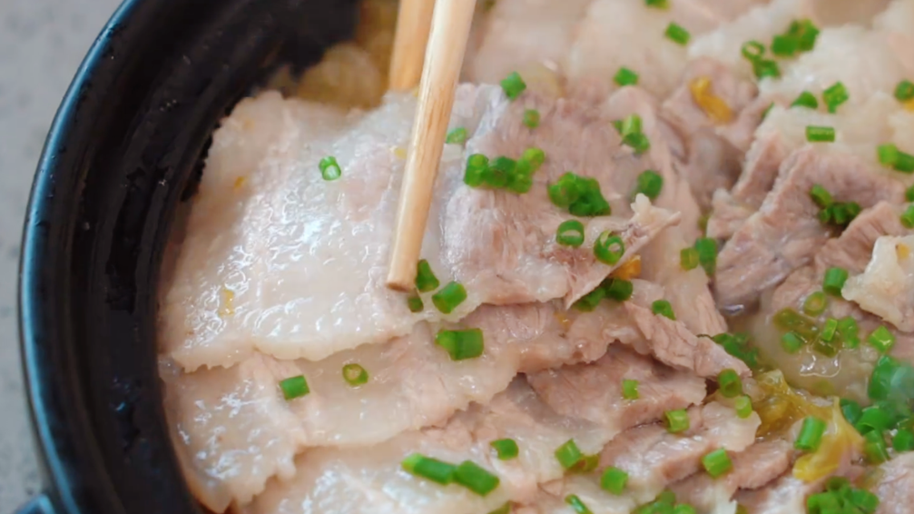 秋天煲一锅五花肉，酸爽开胃又解腻，大人小孩都爱吃，汤汁都不剩