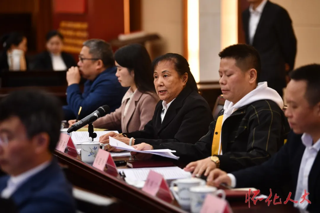 市人大代表评议建议办理工作会举行