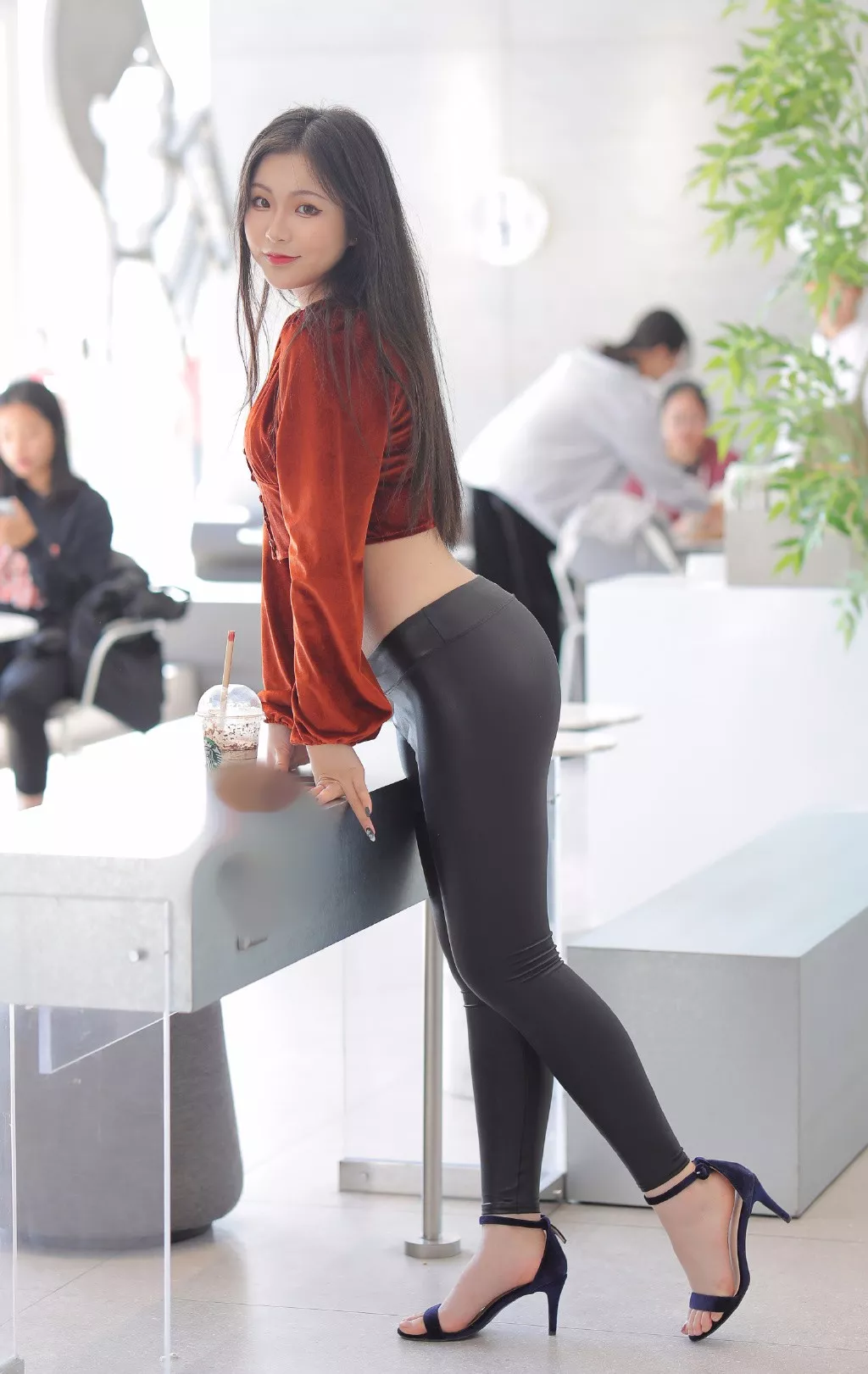 街拍之看手机的美女图片