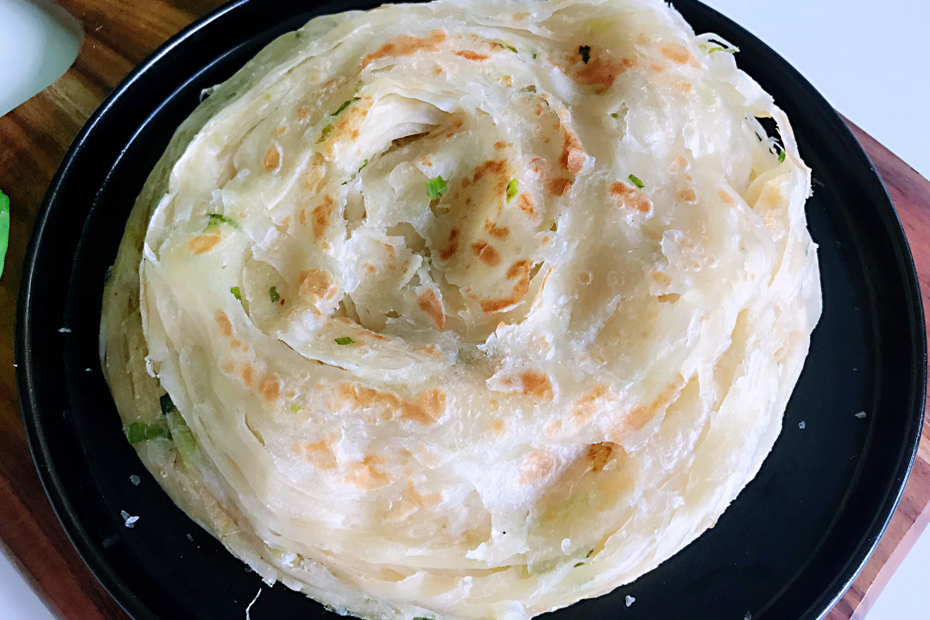 蔥花餅好吃的做法，一抻一卷，柔軟筋道，香酥多層，簡單還好吃