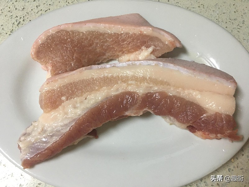 蜜汁叉燒的家常做法，把豬肉醃一醃，扔進電飯煲按下煮飯鍵即可