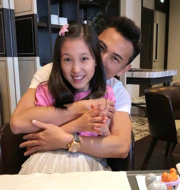 50岁郭可盈晒与女儿合影，消瘦太多大变样，上亿