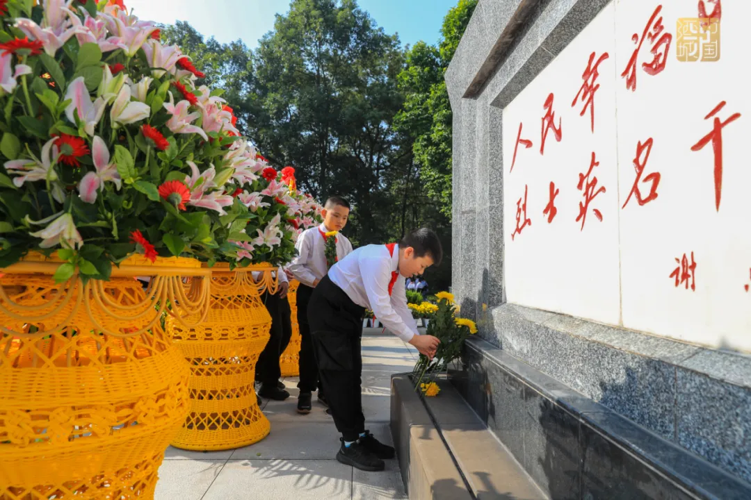 缅怀先烈丨泸州隆重举行向烈士敬献花篮仪式