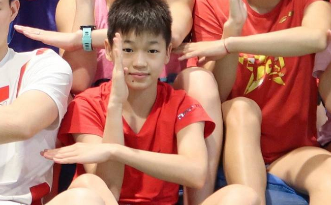 争议！曝全红婵师哥蹭热度，朝粉丝索要礼物，才给发现场视频