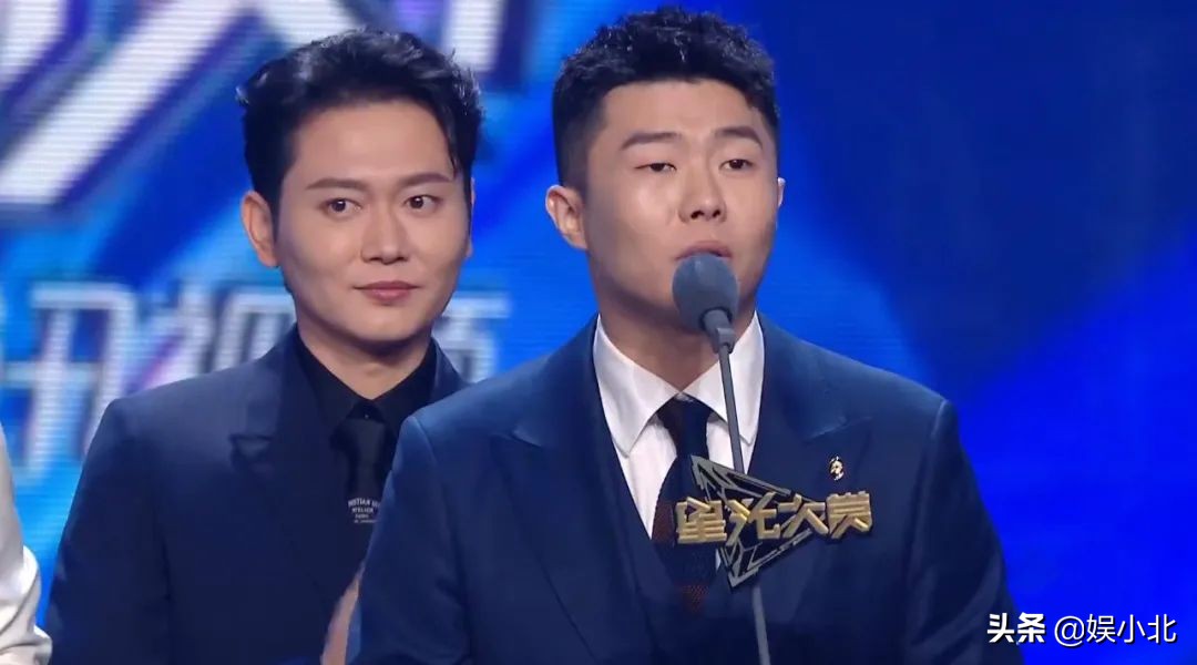 De Yunnan group appears on the stage to receive award, be born forcedly however unripe become group of mouth cross talk, fine number starlight enjoys interesting moment greatly