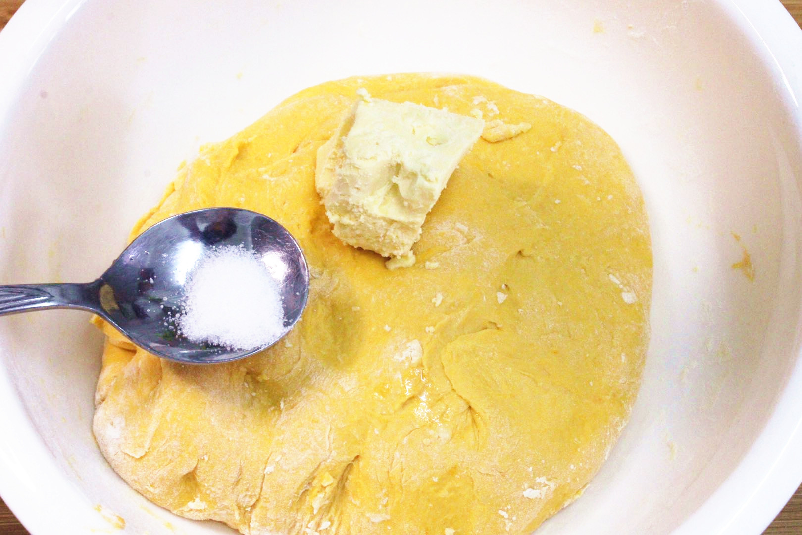 一块南瓜，一碗面粉，教您做超简单的南瓜炼乳欧包，美味还营养