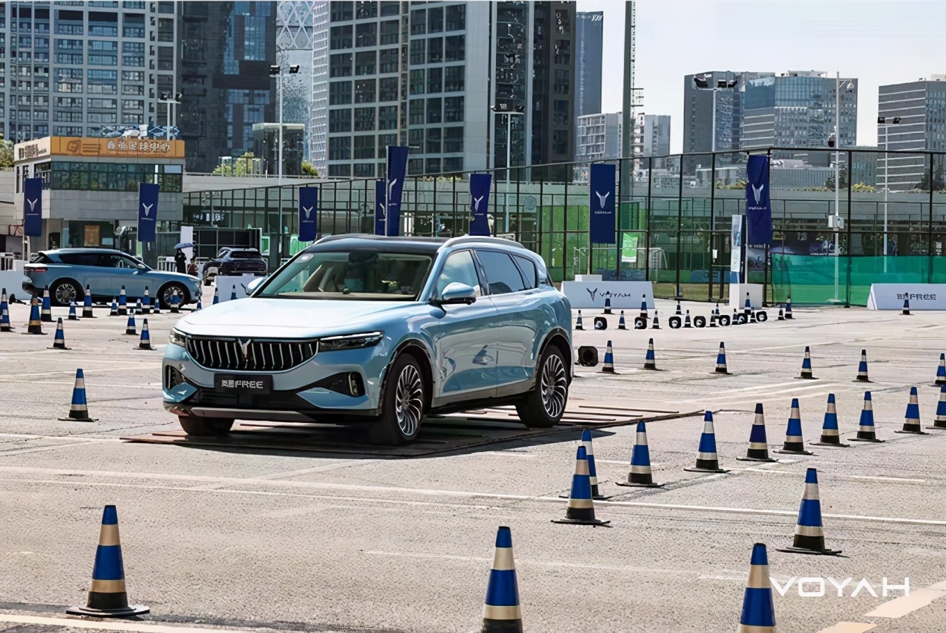 岚图free试驾:4.5秒破百,给你30万,你会买它还是理想one?