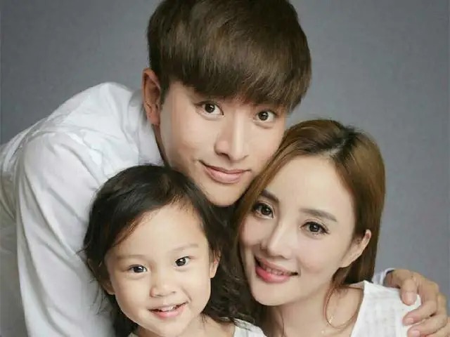 李小璐晒视频把甜馨亲成表情包，母女同款发型穿搭，像俄罗斯套娃