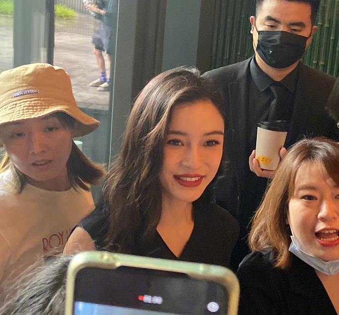 杨颖参加活动被抓拍，离开修图师的保护后，颜值状态成为热议话题