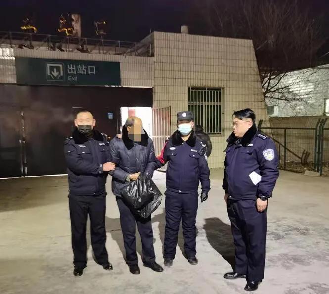 米脂法院：冬夜联合执行将“老赖”堵在火车上
