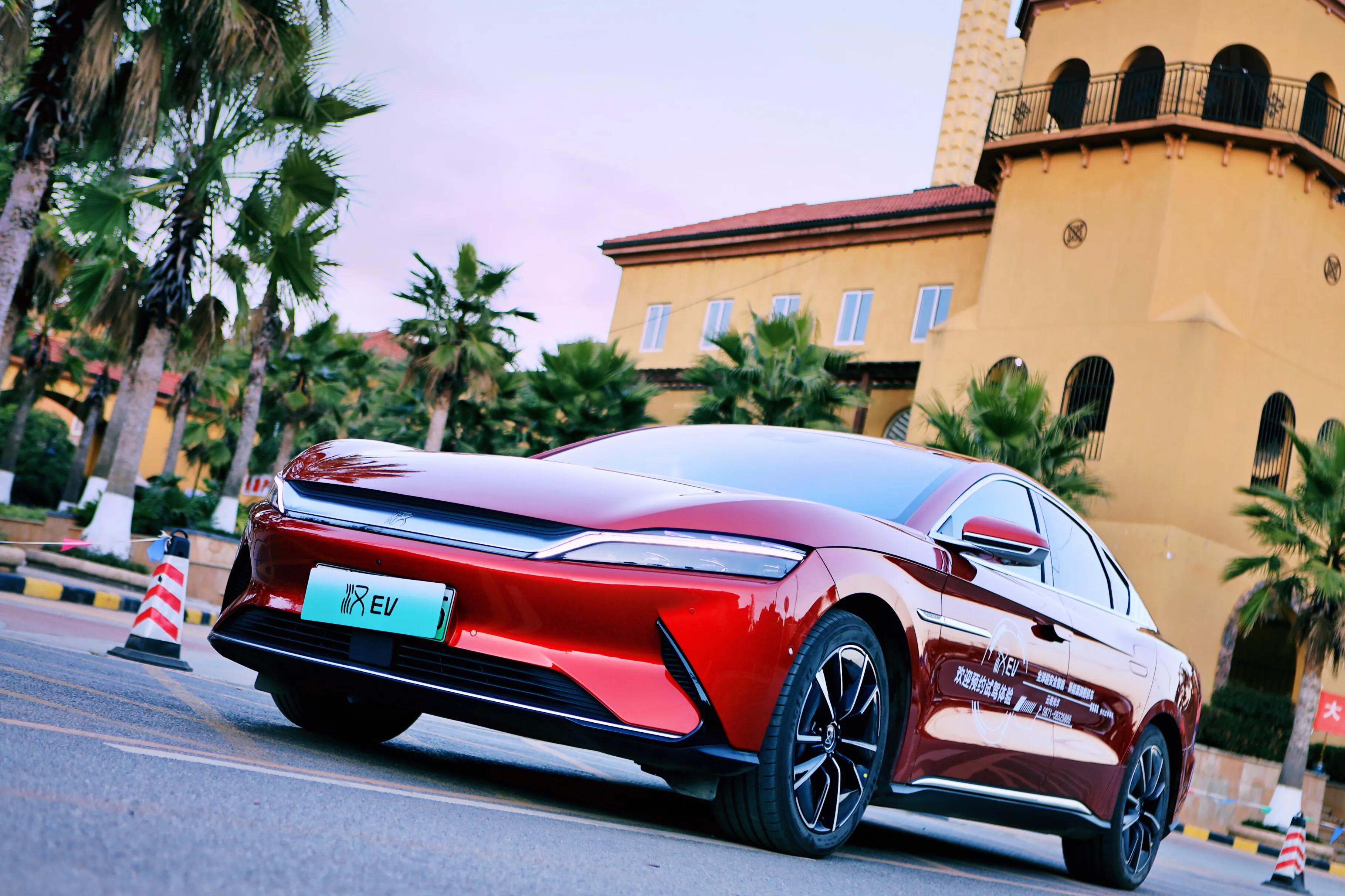 逼特斯拉降价 比亚迪汉推506km版 市值再创新高