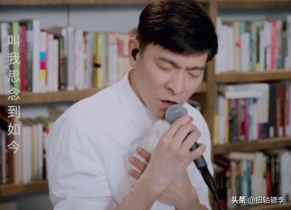 刘德华云演唱3首情歌致敬白衣天使，德才兼备的