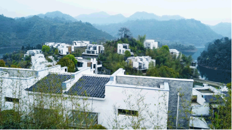 “住了3晚别墅，她连发了18条朋友圈。”